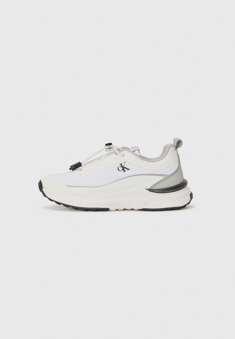 Vita sneakers med grå accenter, ett slätt ovansidematerial, rund tå och en tjock svart sula. Har elastiska snören och logotypdetalj.