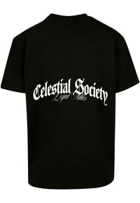 Sort bomulds t-shirt med korte ærmer, der har hvid tekst på ryggen: "Celestial Society Loyal Allies" i en udsmykket skrifttype.