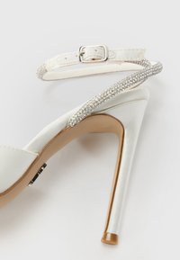 Steve Madden VINCENTIA - Sandali con tacco - ivory