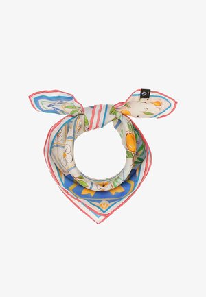 Négyzet alakú selyemsál virág- és gyümölcsmintákkal kék, narancs, zöld és piros színekben, laza csomóba kötve.