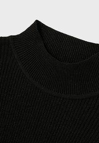 Colletto di maglione nero a coste con una lucentezza metallica. Presenta un collo alto e arrotondato e un tessuto testurizzato con strisce verticali.