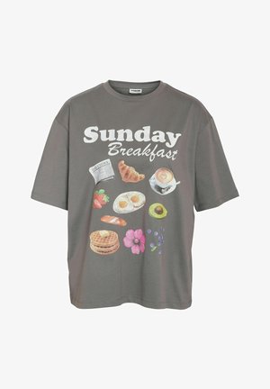 Graues T-Shirt mit dem Text "Sunday Breakfast" und Illustrationen von Croissant, Kaffee, Eiern, Avocado, Erdbeeren, Waffel, Blume, Blaubeeren und Zeitung.