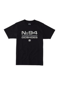 Svart t-shirt med kort ärm som har fet vit text som säger "No94" och "DC SHOES" på framsidan. Tillverkad av bomull med en rundad halsringning.