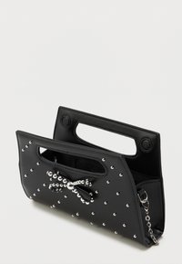 Μαύρη τσάντα χειρός με δομημένο σχέδιο, μικρές ασημένιες λεπτομέρειες, στρας σε φιόγκο και διπλές λαβές στην κορυφή. Περιέχει λεπτομέρεια από αλυσίδα.