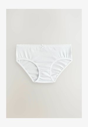 Fehér pamut bugyi, csipkés díszítéssel a deréknál és egy kis masnis részlettel a hátoldalon, sima textúrával és teljes takarással.