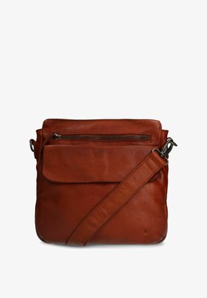 Braune Leder-Crossbody-Tasche mit einer vorderen Reißverschlusstasche, einem Klappdeckel und einer texturierten Oberfläche sowie einem verstellbaren Tragegurt.