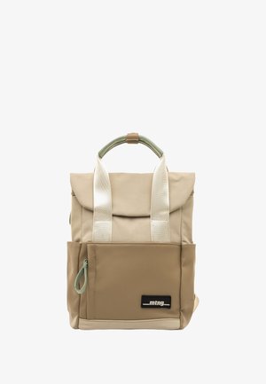 Beiger Rucksack mit einer strukturierten, glatten Oberfläche. Verfügt über einen Überschlagverschluss, kontrastierende Riemen, eine Vordertasche und ein Logo-Tag.