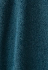 Ciemny morski materiał z froty z widoczną pętelkową fakturą i miękkimi fałdami.