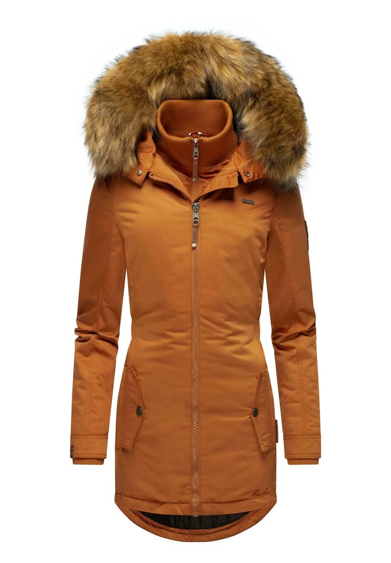 Parka longue orange avec capuche bordée de fausse fourrure, fermeture éclair à l'avant, poches latérales et poignets côtelés. Texture lisse avec une finition légèrement brillante.