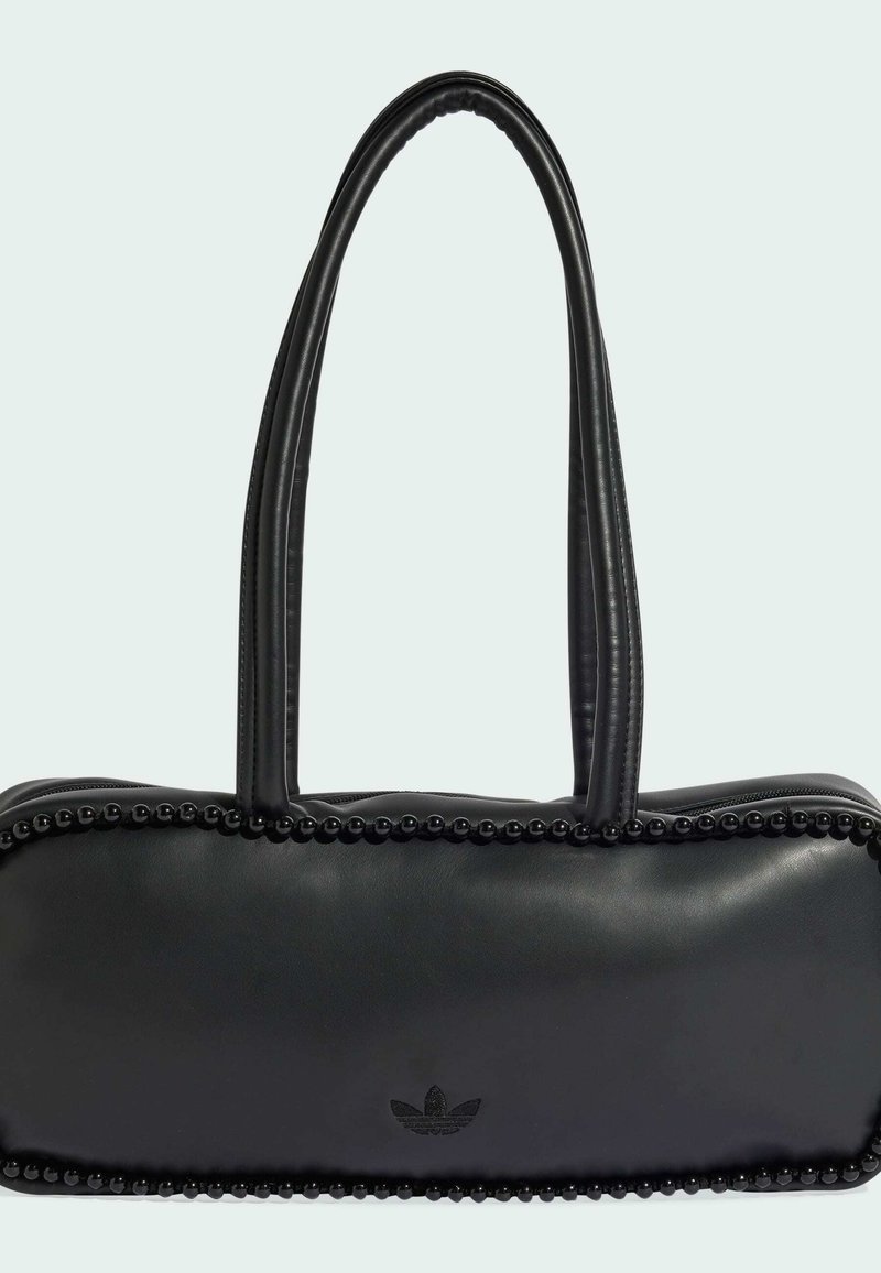 Borsa rettangolare nera con manici arrotondati e piccoli dettagli di perline lungo i bordi, con un logo in rilievo sottile al centro anteriore.