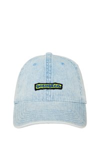 Lichtblauwe denimpet met een gebogen klep, geborduurd zwart en geel logo-opdruk aan de voorkant en een verstelbare achterkant.