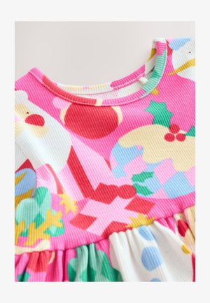 Színes ruha bordázott textúrával, kerek nyakkivágással és réteges szoknyával. A minta ünnepi motívumokat tartalmaz rózsaszín, piros, kék és zöld színekben.