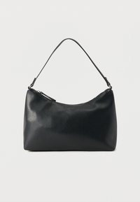 Μαύρη υφασμάτινη δερμάτινη τσάντα ώμου με κυρτό φερμουάρ στο πάνω μέρος και μία ρυθμιζόμενη λουρίδα, σε απλό φόντο.