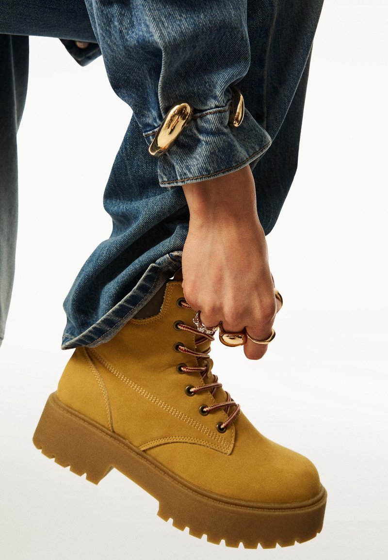Bershka Stivaletti con plateau - camel