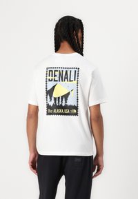 The North Face - MENS TEE RELAXED VINTAGE DENALI - Potiskana majica - white/black/faded blue/sun sprite Miniaturna slika 1