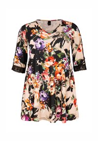 Bloemen tuniek top gemaakt van zachte stof. Heeft een V-hals, 3/4 mouwen met zwarte kanten afwerking en een meerkleurige bloemenprint op een beige achtergrond.