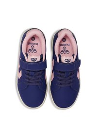 Granatowe buty sportowe z różowymi akcentami, z zapięciem na rzep, sznurowanym designem i teksturowaną cholewką. Wewnątrz oznaczony rozmiar 38.