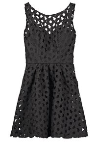 Robe noire sans manches avec un motif en dentelle florale, corsage ajusté et jupe évasée. Tissu texturé avec des découpes de fleurs tout au long.