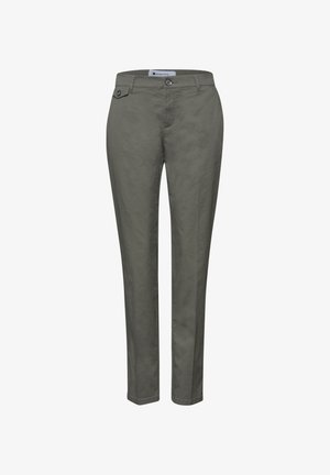 Pantalones ajustados de color verde oliva con cierre frontal de botón y cremallera, presillas para el cinturón y un pequeño bolsillo de solapa en el lado derecho de la cintura.