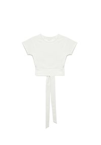 Weißes Cropped-Top aus weichem Stoff, mit kurzen Ärmeln, einem Knoten in der Taille und einem runden Ausschnitt. Einfaches, minimalistisches Design.