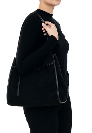 Sac à main en suede noir avec une forme structurée, comportant des accents et des poignées en cuir noir. Le design est minimaliste sans motifs visibles.