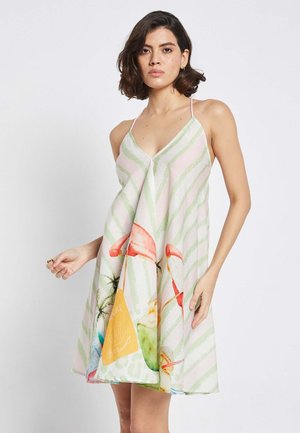 Sukienka w kwiatowy wzór w pastelowych odcieniach zieleni i różu, wykonana z lekkiego materiału. Posiada ramiączka typu spaghetti oraz rozkloszowany krój.