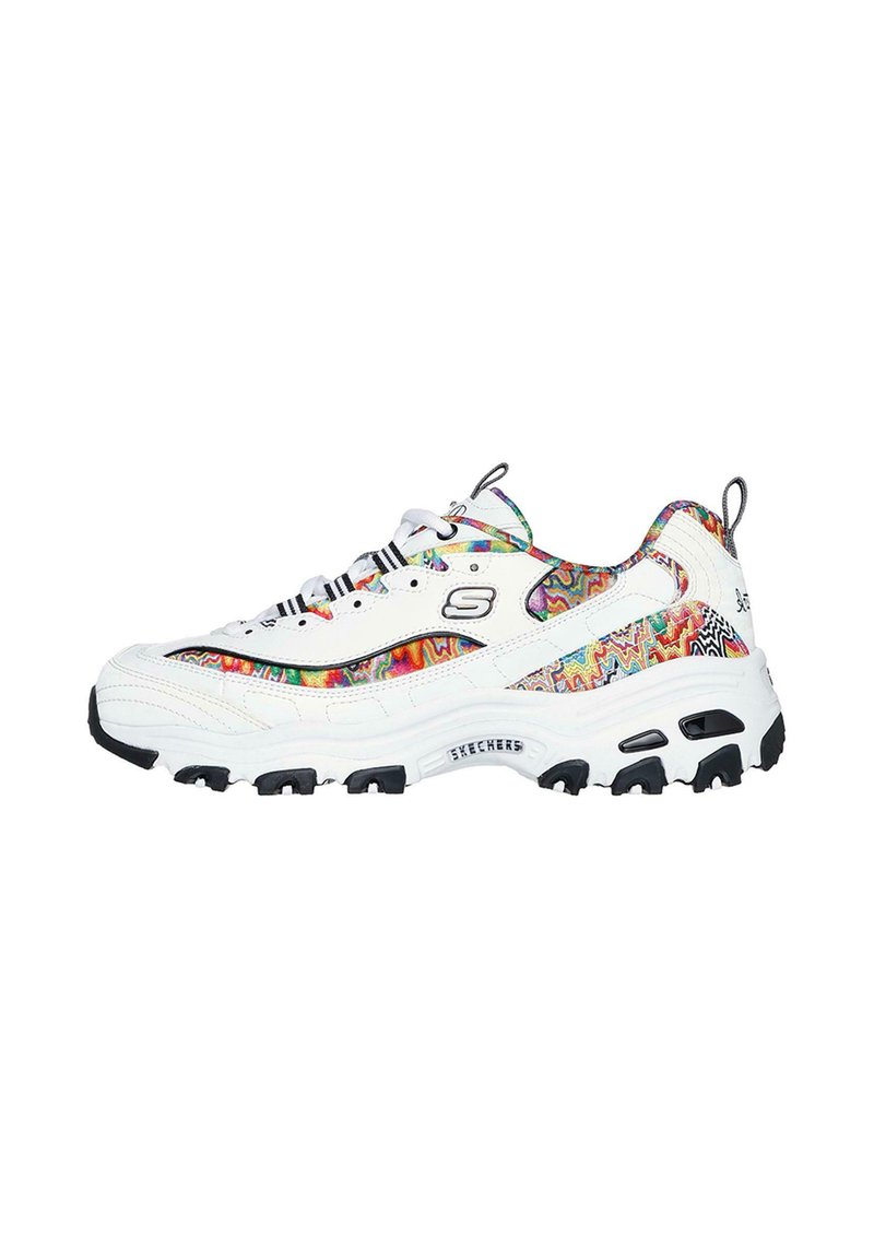 Weißer Sport sneaker mit mehrfarbigem wellenförmigem Muster und schwarzer Sohle. Verfügt über Schnürsenkel, einen gepolsterten Kragen und ein Logo an der Seite.