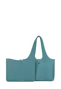 Due borse tote in pelle color turchese con una finitura texturizzata. Una borsa ha una singola tracolla lunga; l'altra presenta una chiusura a patta e un manico più corto.