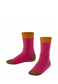 Roze en bruine sokken met ribbelstructuur; ze hebben een bruine boord en teen, met een effen roze lichaam en kleine accentdetails aan de zijkant.