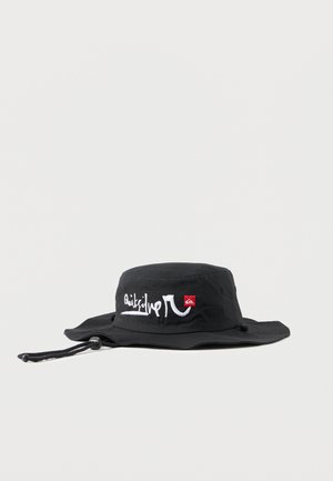 Čierny vedierkový klobúk Quiksilver s bielym vyšívaným logom a nastaviteľným remienkom pod bradu na jednofarebnom pozadí.