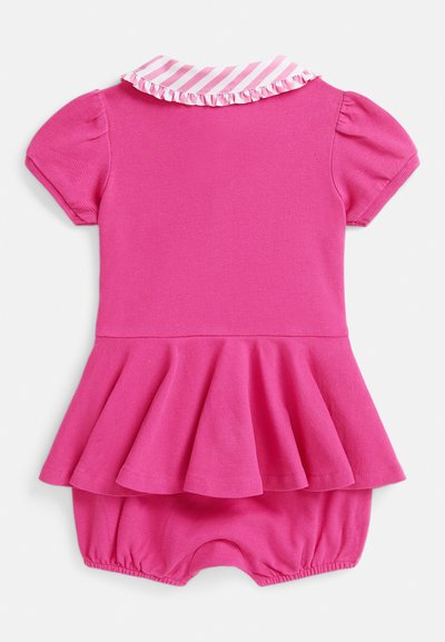 Roosa kombinesoon volangide ja triibulise kraega, lühikeste paffvarrukatega ning alt laiuvate seelikuosaga, millel on volditud elastsed sääreavad.