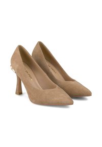 Tacchi alti beige in suede con punta appuntita e tacco affusolato. Presentano un accento dorato sul tacco e una fodera interna liscia.
