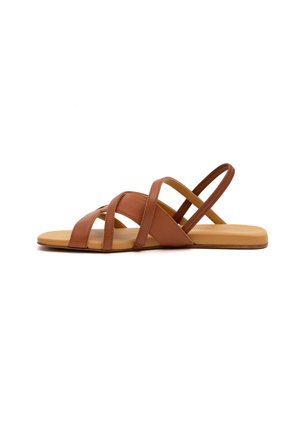 Sandali in pelle marrone con cinturini incrociati e schienale aperto. Suola piatta con plantare beige, progettati per comfort e traspirabilità.