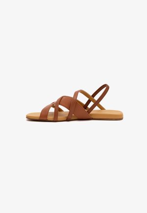Braune Leder-Sandalen mit überkreuzten Riemen und offener Ferse. Flache Sohle mit einem beigen Fußbett, entworfen für Komfort und Atmungsaktivität.