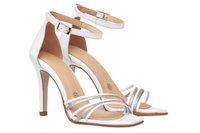 Sandalias de tacón alto blancas con tira en el tobillo, con adornos de purpurina plateada y tres tiras delgadas en la parte delantera. Acabado en cuero suave.