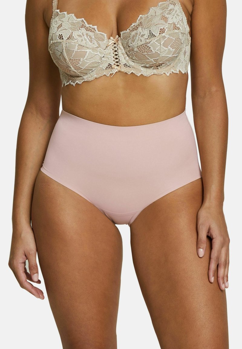 Soutien-gorge en dentelle beige avec motif floral et détails en croix ; culottes taille haute roses avec texture lisse et design sans coutures.