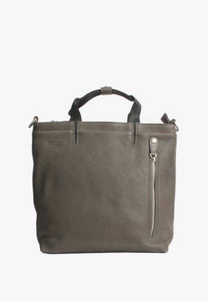 Graue Ledertasche mit zwei kurzen Griffen und verstellbarem Tragegurt. Verfügt über eine Frontreißverschlusstasche und eine strukturierte Oberfläche.