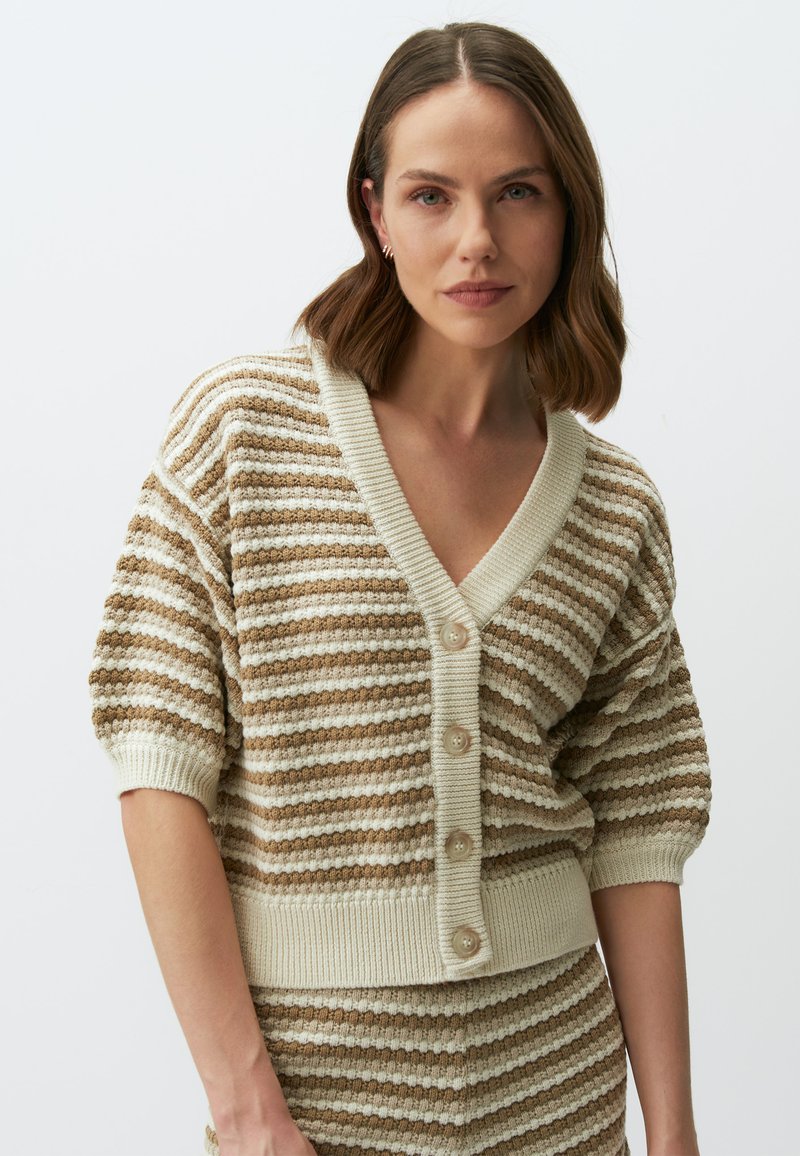 Gestreifter Cardigan in Beige und Creme, mit V-Ausschnitt, kurzen Ärmeln und Knopfverschluss. Strick mit strukturierter Textur und geripptem Saum und Bündchen.