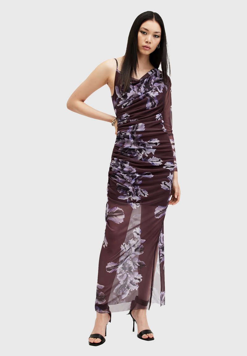 Lila blommig mönstrad klänning med draperad design, spaghettiband och genomskinlig textur. Lång, tight silhuett med rynkad detalj.