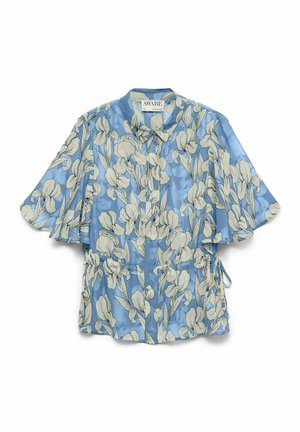 Blouse bleu clair à manches courtes avec imprimé floral blanc, col chemise, boutons sur le devant et taille à cordon réglable.