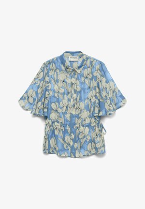 Blouse bleu clair à manches courtes avec imprimé floral blanc, col chemise, boutons sur le devant et taille à cordon réglable.