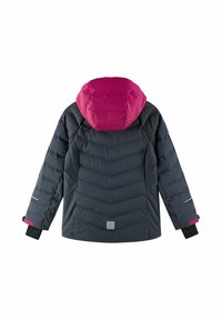 Giacca imbottita grigia scura con cappuccio rosa. Presenta cuciture a zig zag, polsini neri con aperture per il pollice e dettagli riflettenti sulle maniche.