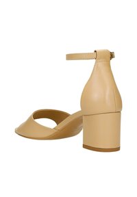 Beige Sandale mit offenem Zehenbereich, aus glattem Leder, mit abgerundeten Ausschnitten, Knöchelriemen und einem stabilen Blockabsatz. Ledertäfer ist sichtbar.