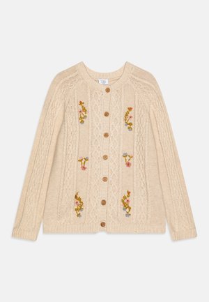 Beige kabelgebreid vest met houten knopen en kleine geborduurde bloemenmotieven in roze, blauw en mosterdgeel aan de voorkant.