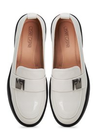 Mocassins en cuir blanc avec semelles noires, détail métallique "M" sur les brides et semelles intérieures couleur fauve estampillées "Cesare Gaspari", vus du dessus.
