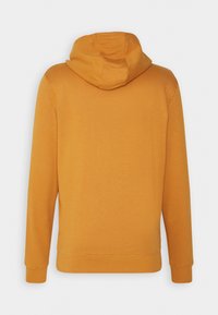 Haut à capuche jaune moutarde avec un cordon de serrage, des manches longues et des poignets côtelés. Texture lisse et design simple sans logos visibles.