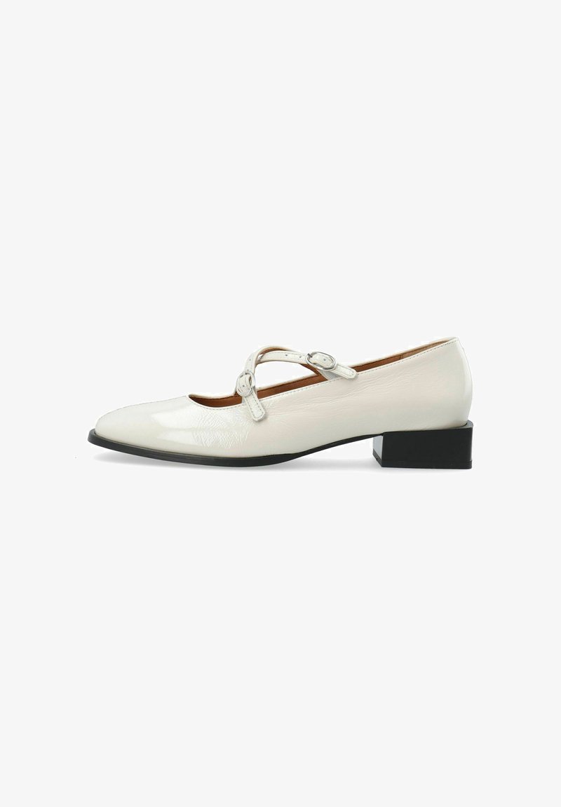 Weiße Lackleder-Mary-Jane-Schuhe mit runder Zehe, verstellbarem Schnallenverschluss und niedrigem eckigen Absatz. Glatte Textur mit minimalen Akzenten.