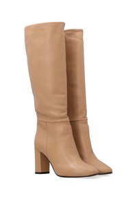 Beige Lederstiefel bis zum Knie mit Blockabsatz. Glatte Textur, spitze Zehen und gerafftes Oben-Design.