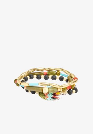 Kolorowa bransoletka z koralików z koralikami w kolorze złotym, czarnym, zielonym, turkusowym, koralowym i beżowym, ułożonymi w wiele pętli.