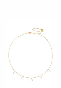 Collier délicat en chaîne dorée avec cinq petites perles blanche, espacées de manière uniforme, doté d'un fermoir et d'une chaîne ajustable avec une étiquette de marque.